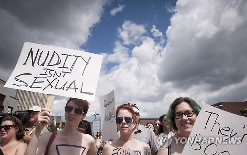 캐나다 여성 수백명, ‘상의 벗을 자유 달라’ 거리시위