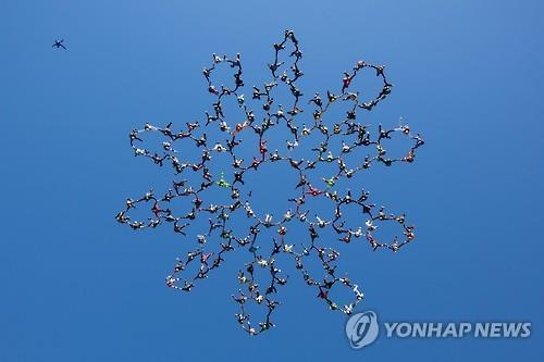 스카이다이버 164명, 공중서 대형 눈꽃송이 연출…세계신기록