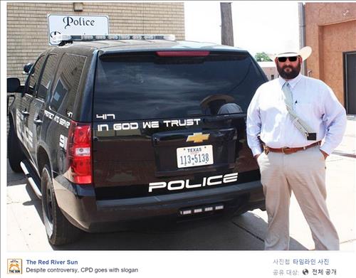 미국 경찰차 뒤에 ‘우리는 하나님을 믿는다’ 논란