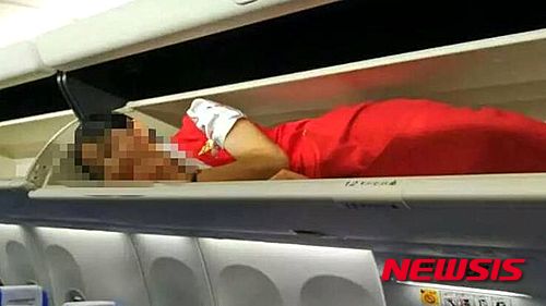항공기 선반 속에 누운 女승무원 사진에 中 네티즌들 분노