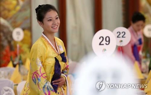 ’와! 예쁘다’…북측 미녀 접대원에 상봉단 눈길