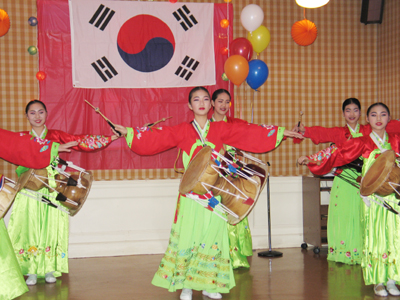 한인 입양아들에게 한국문화 공연