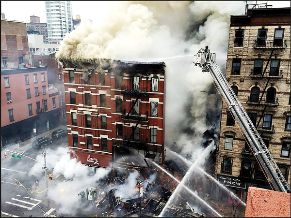 맨하탄 주상복합 건물 2개동 붕괴