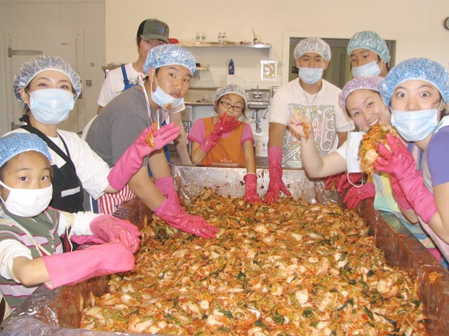 ”김치 만들며 한국의 맛과 문화를 배워요”