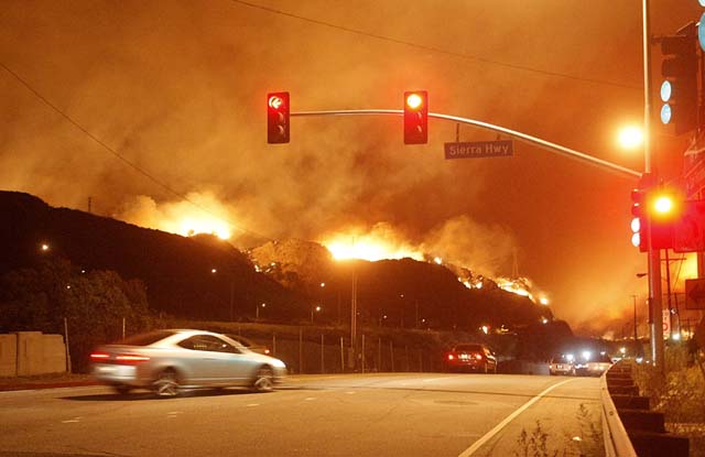캘리포니아 곳곳서 큰 산불…LA 비상사태 선포